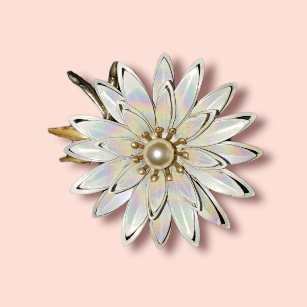 Vintage Pearlized Flower with Gold Tone Brooch Unsigned